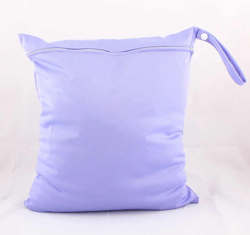Oreiller décoratif douillet moderne minimaliste style carré couleur violet pastel texture lisse matelassage am