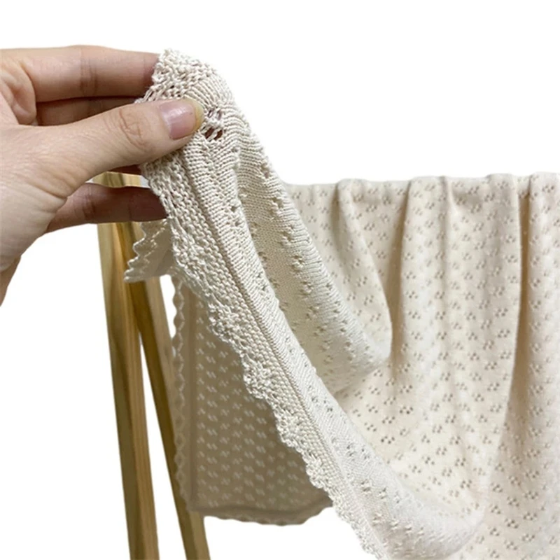 Couverture tricotée en coton pour bébé emmaillotage et serviette de bain 92x86cm bordures fleuries douce et co