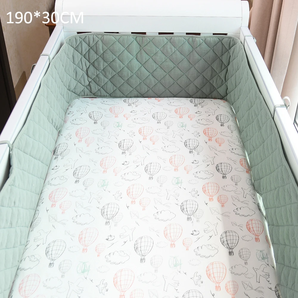 Matelas de berceau avec parechocs en coton doux motifs montgolfières 190cm x 30cm blanc et vert pastel bébé 01