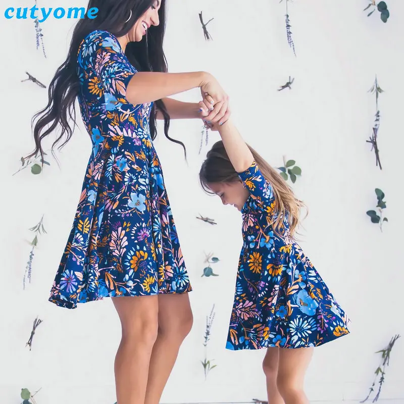 Robes mère et fille imprimé floral demi manches bleu tenues assorties