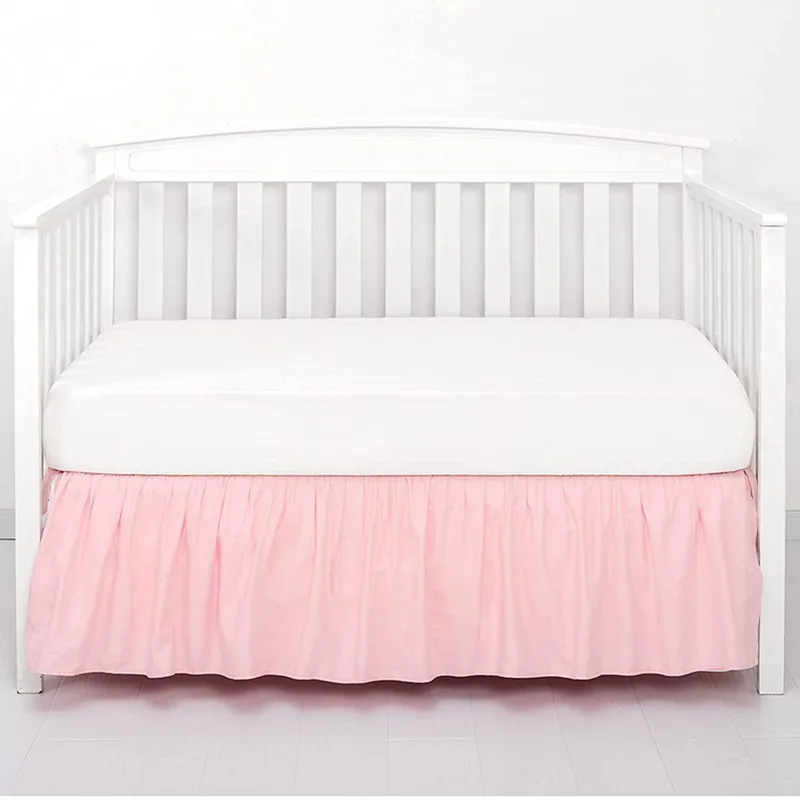 Jupe de lit de berceau en tissu microfibre lit bébé design moderne barreaux en bois finition blanche jupe rose