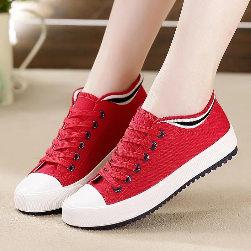 Chaussures de marche décontractées pour femmes basses toile rouge semelle caoutchouc lacets métal design moder