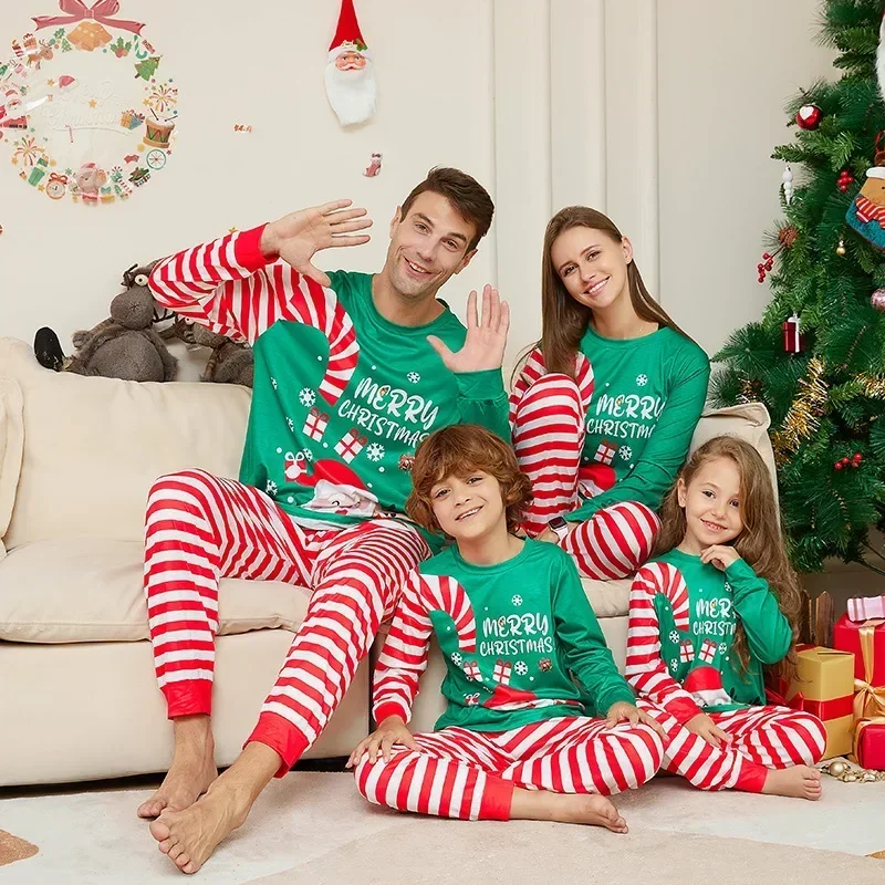 Ensemble pyjamas de Noël pour famille 2024 mère père enfant bébé chien look doux et uni style européen américa