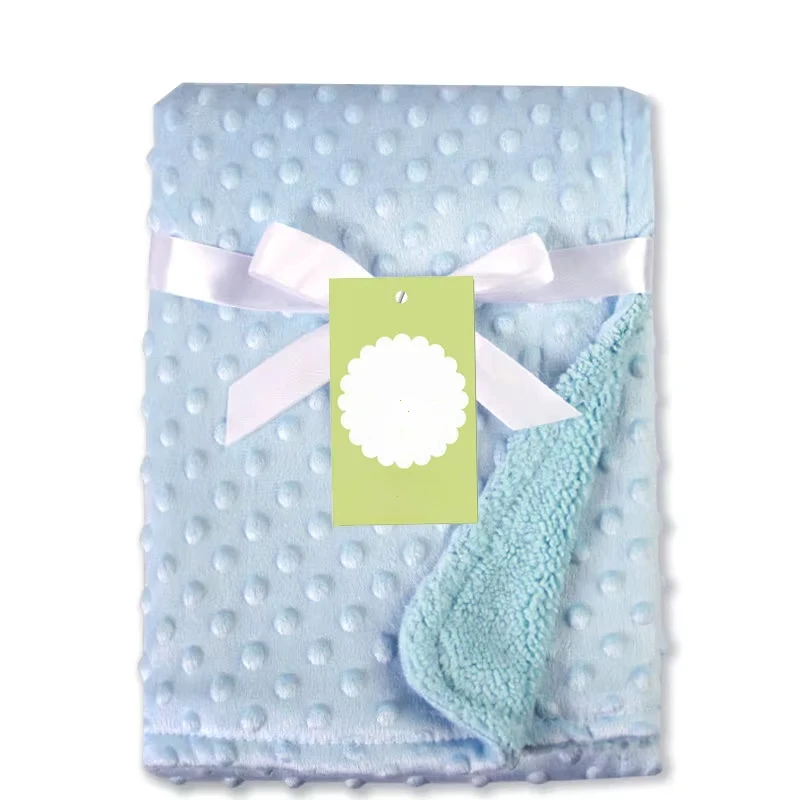 Couverture bébé douce polaire bleu clair texture points relief confort sommeil poussette lit bébé Lange servie