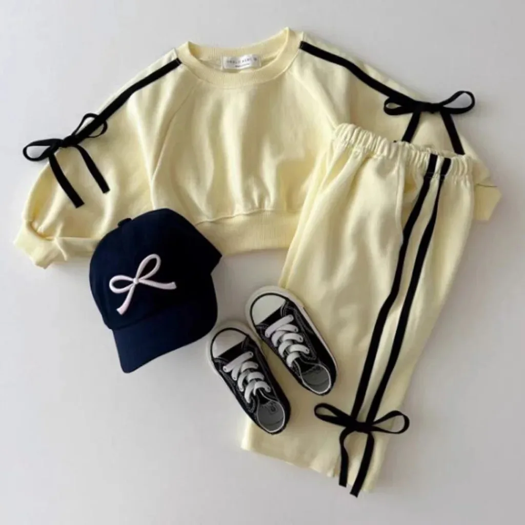 Ensemble vêtements bébé 05 ans sweatshirt jaune pastel pantalon assorti casquette à nœud sneakers coton polyes
