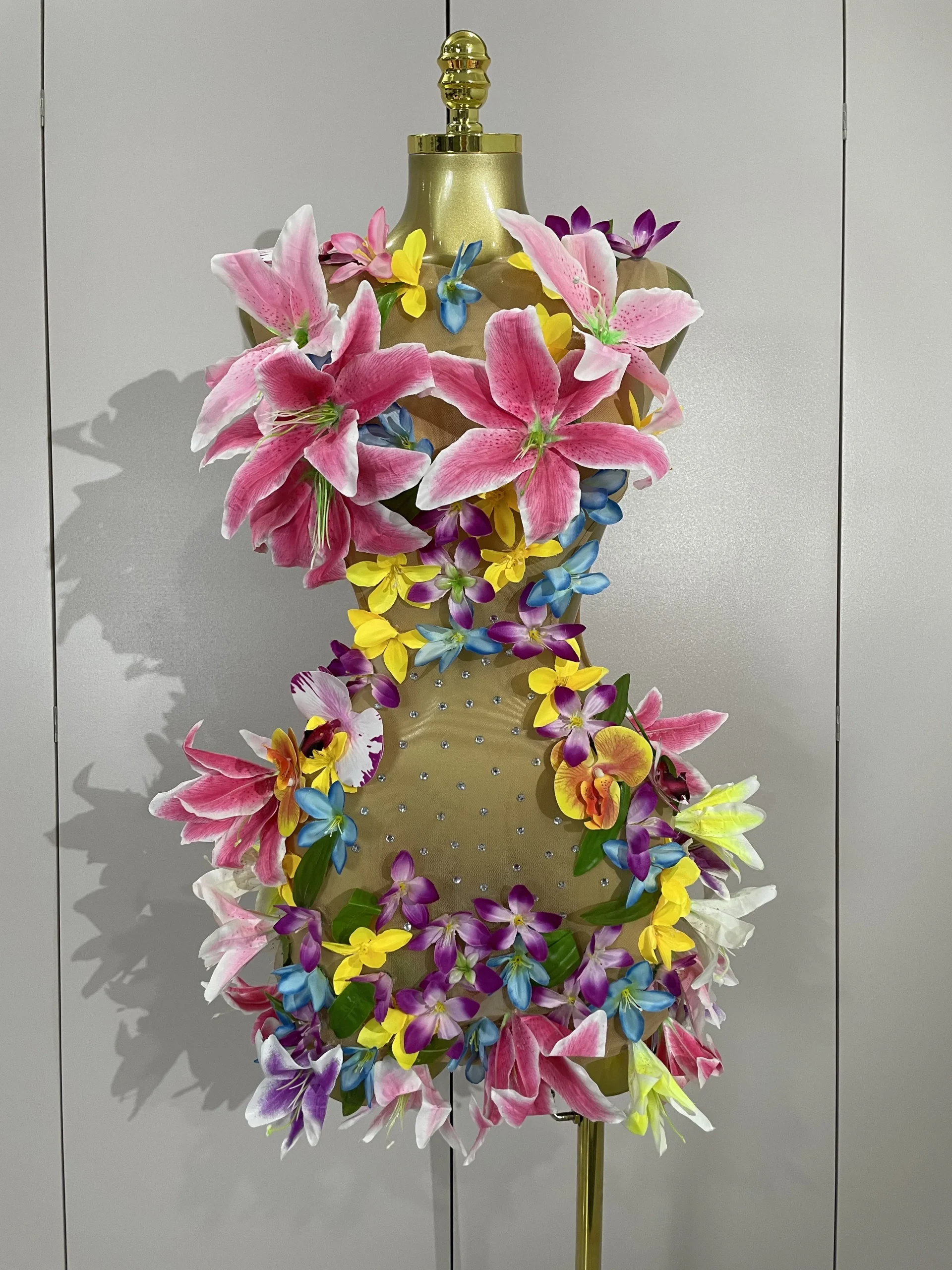 Mannequin décoratif fleuri pour exposition vêtements bébé mode artistique fête événement support créatif fleur