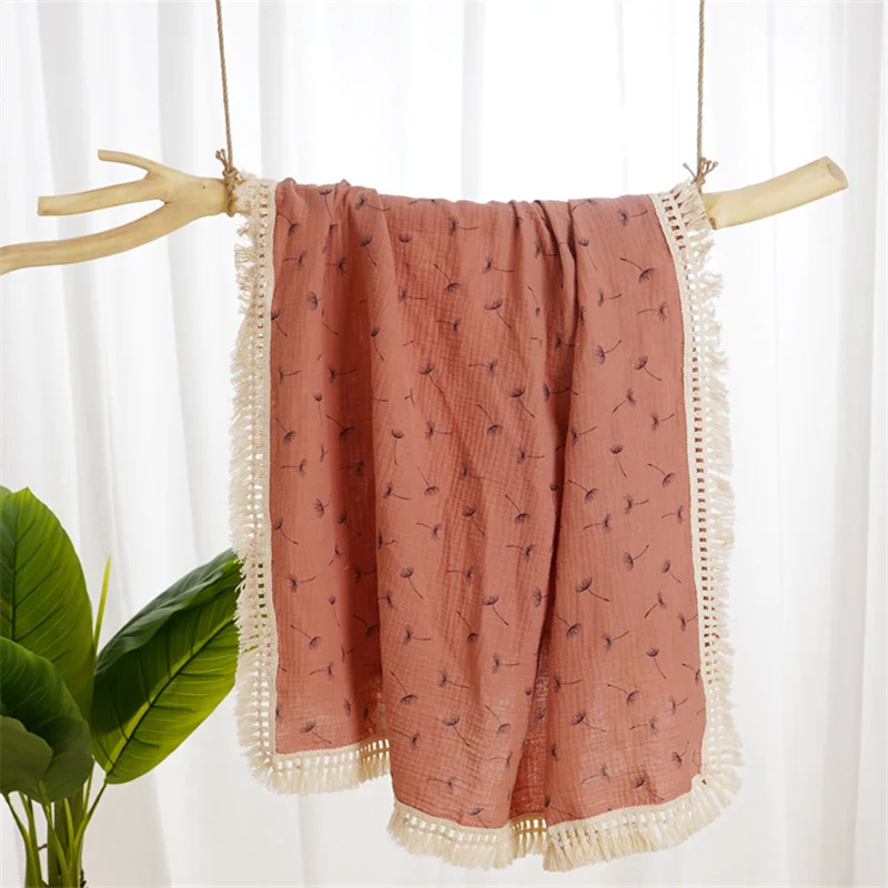 Foulard en mousseline de coton rose saumon dentelle motifs floraux accessoire bébé portage écharpe textile con