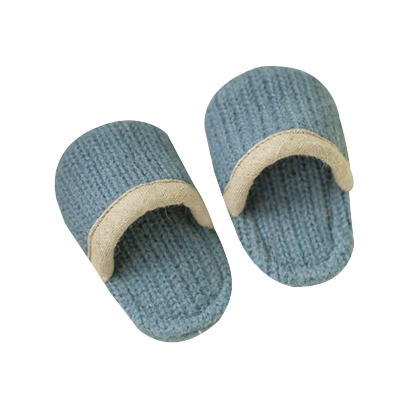 Chaussons bébé légers au crochet faits main accessoires photographie style moderne minimaliste bleu doux intér