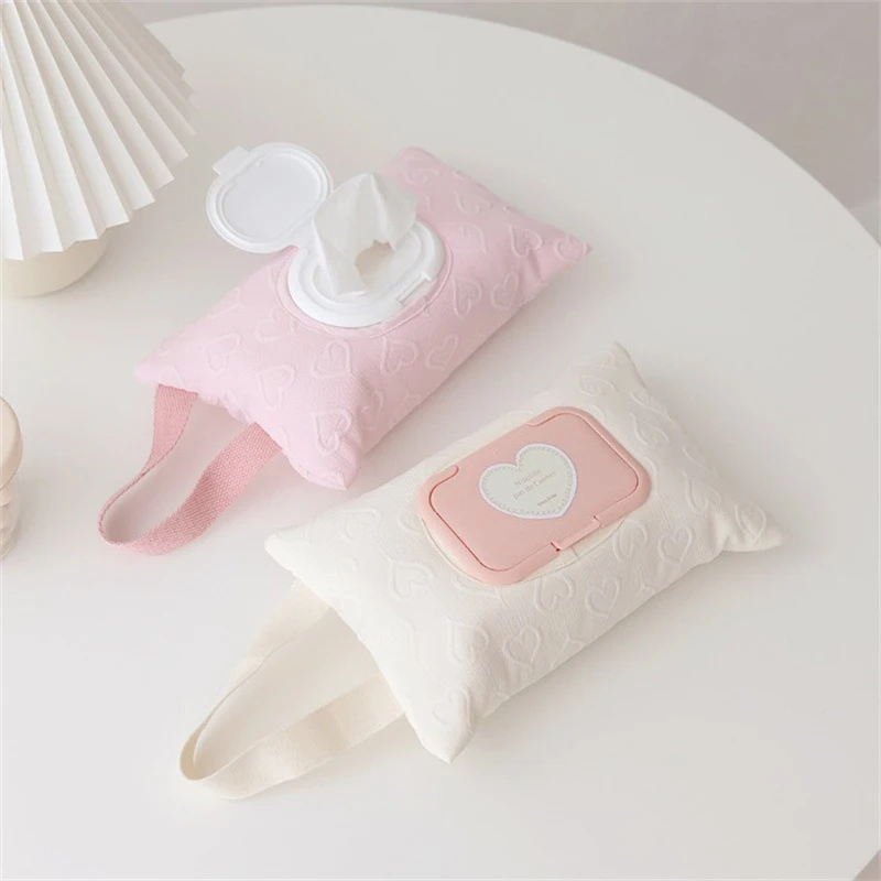Étui lingettes bébé cœur portable sac poussette tissu doux design mignon rose beige poignée plastique couvercl