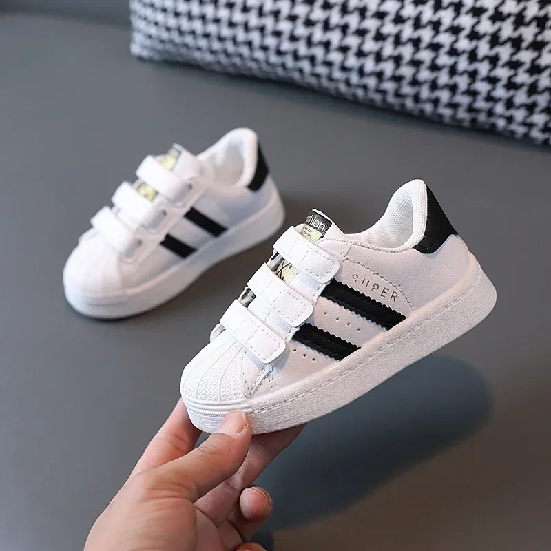 Baskets enfants blanc noire design sportif velcro antidérapant confortable pour garçons filles 13 ans