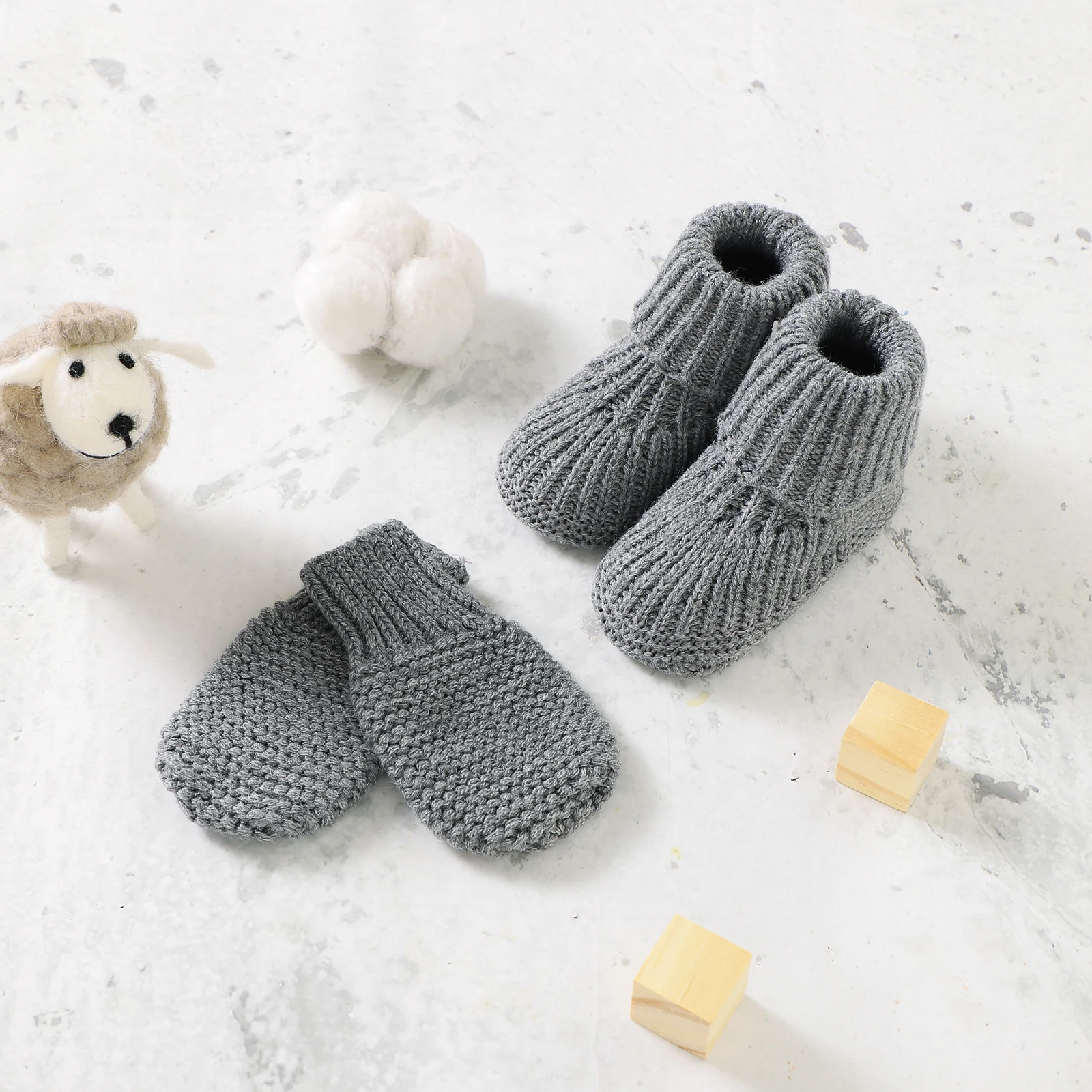 Ensemble chaussons et moufles tricotées pour bébé 018 mois gris uni