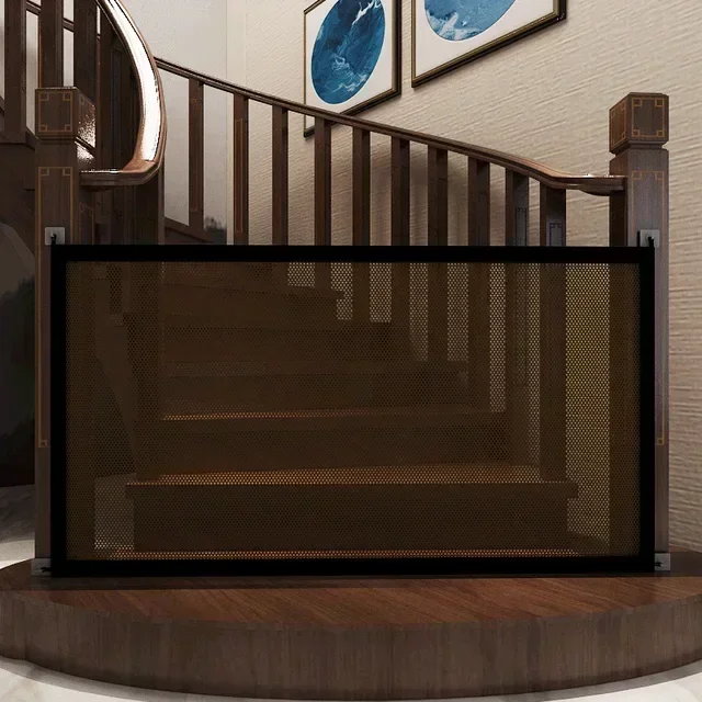 Barrière de sécurité pliable pour escalier maille respirante design moderne sécurisation bébé isolation usage 