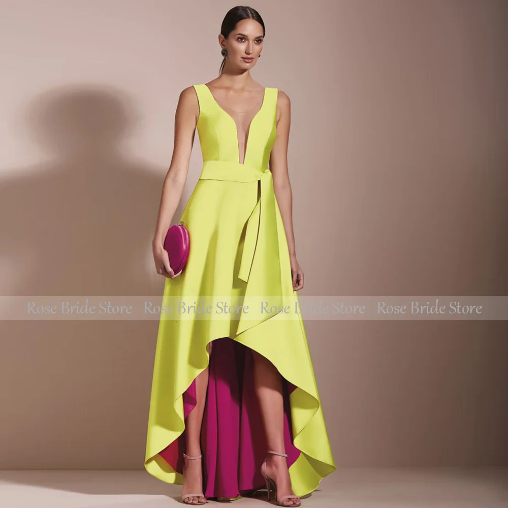 Robe de soirée formelle satinée col en V profond silhouette A froufrous ceinture échancrure haute sans manches