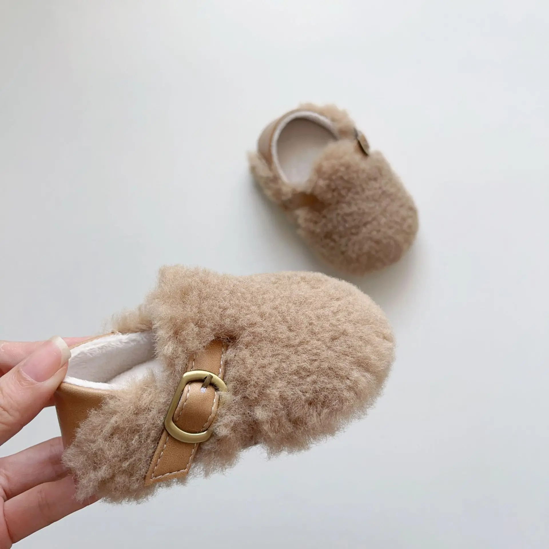 Chaussons bébé fille intérieur doux beige sangle cuir antidérapant confort style moderne collection hiver 2024