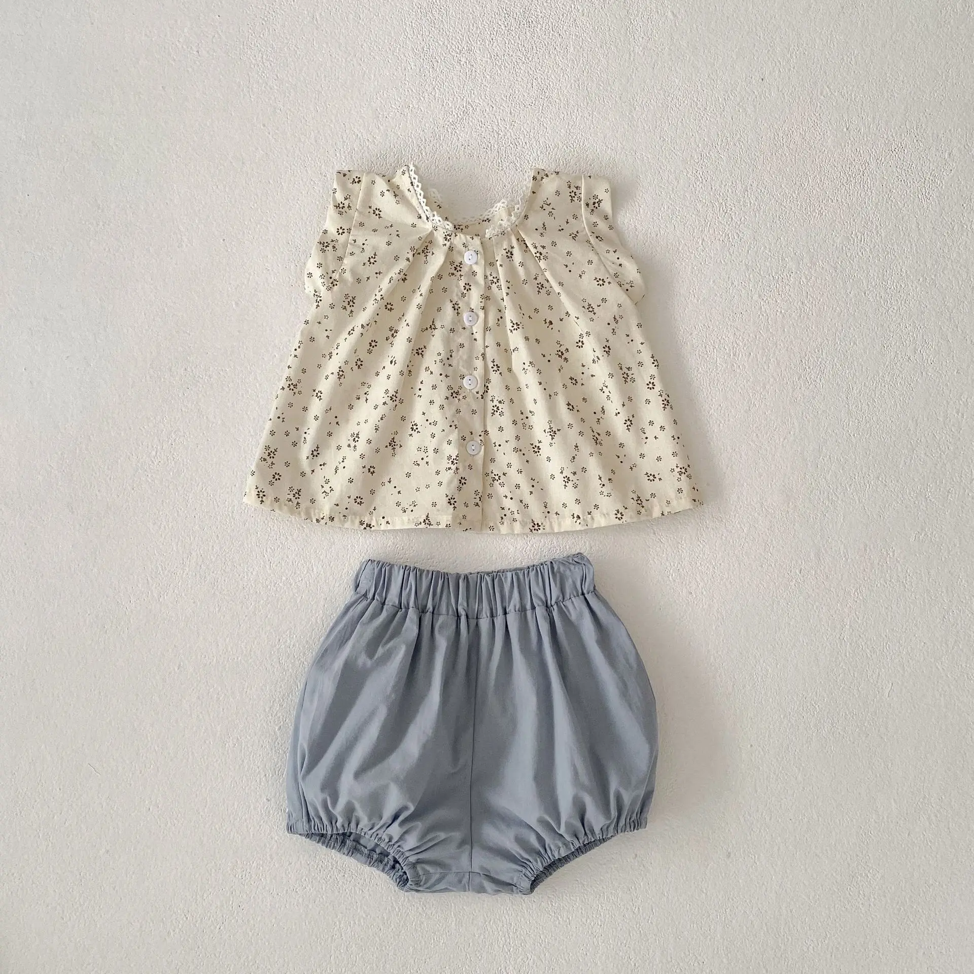 Ensemble vêtements bébé fille top sans manches et short motif floral mignon deux pièces été 2025 style délicat
