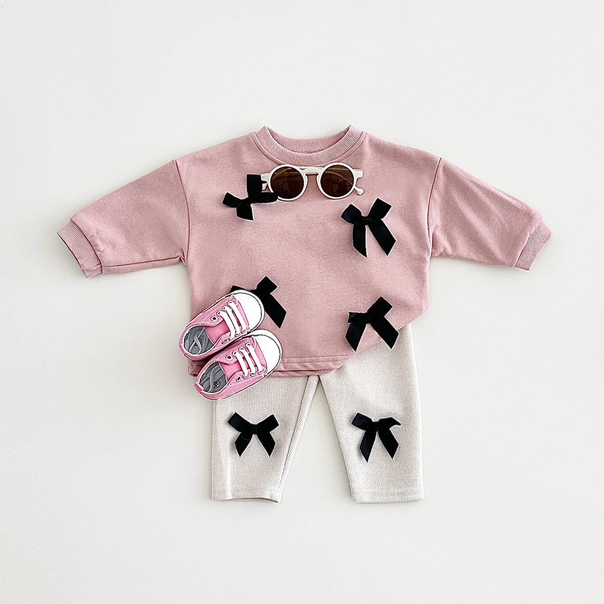 Ensemble Mode Baby Girl 03 Ans Sweatshirt Pantalon Accessoires Chaussons Lunettes Soleil Style Moderne Confort
