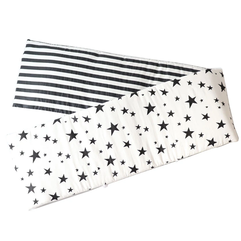 Coussin de lit bébé protecteur avec motifs étoiles et rayures doux et sécurisant adapté à la chambre d'enfant