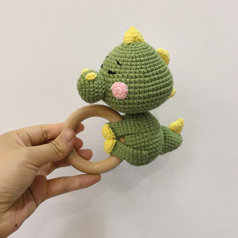 Hochet bébé croché dinosaure en coton doux rattle en bois lisse cadeau naissance 036 mois jouet éveil sensorie