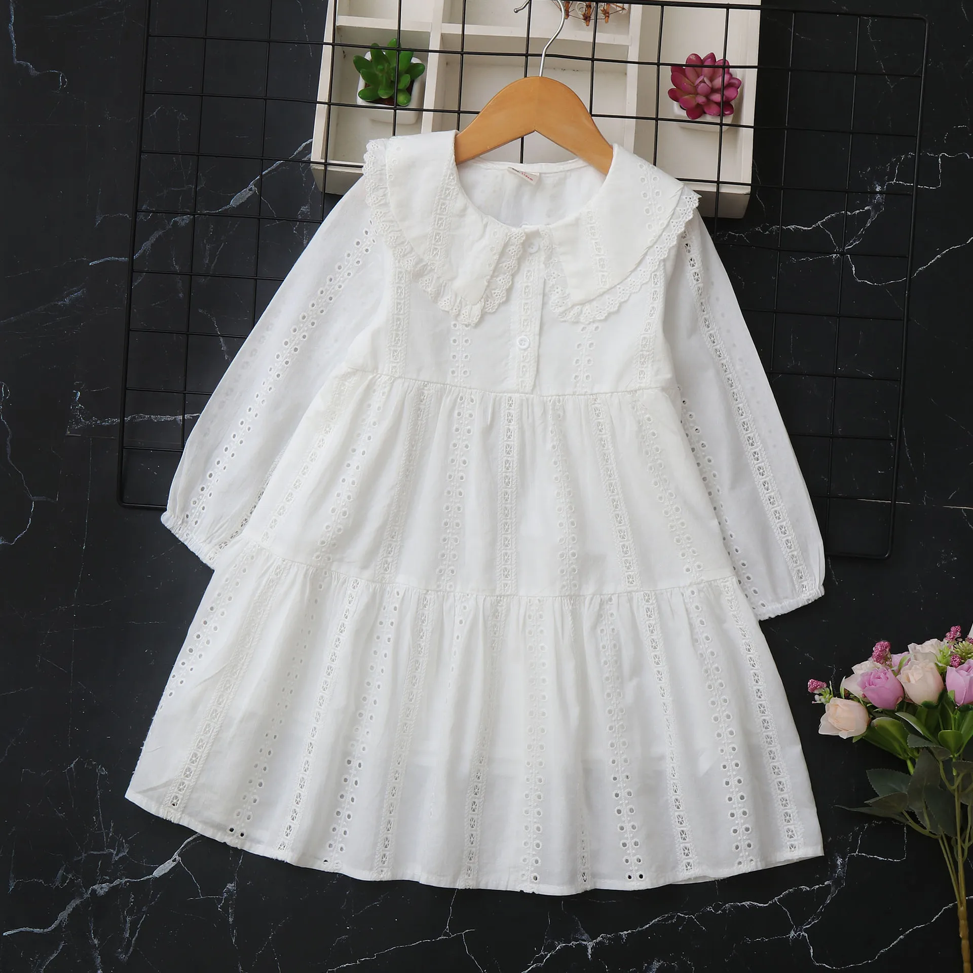 Robe en coton blanc à fleurs brodées pour filles manches longues