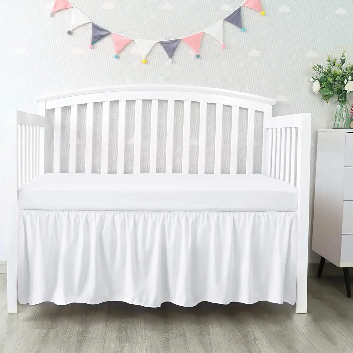 Lit de transition bébé avec jupon en tissu blanc design moderne style