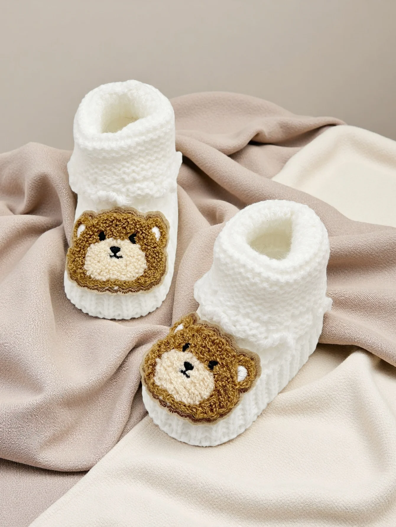 Chaussons bébé confortables en tricot pantoufles blanches au crochet