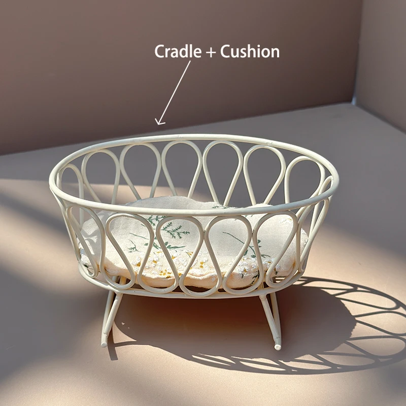 Jeu de mini berceau en fonte 1:8 avec coussin floral blanc cassé pour décoration de maison de poupée ou scène 
