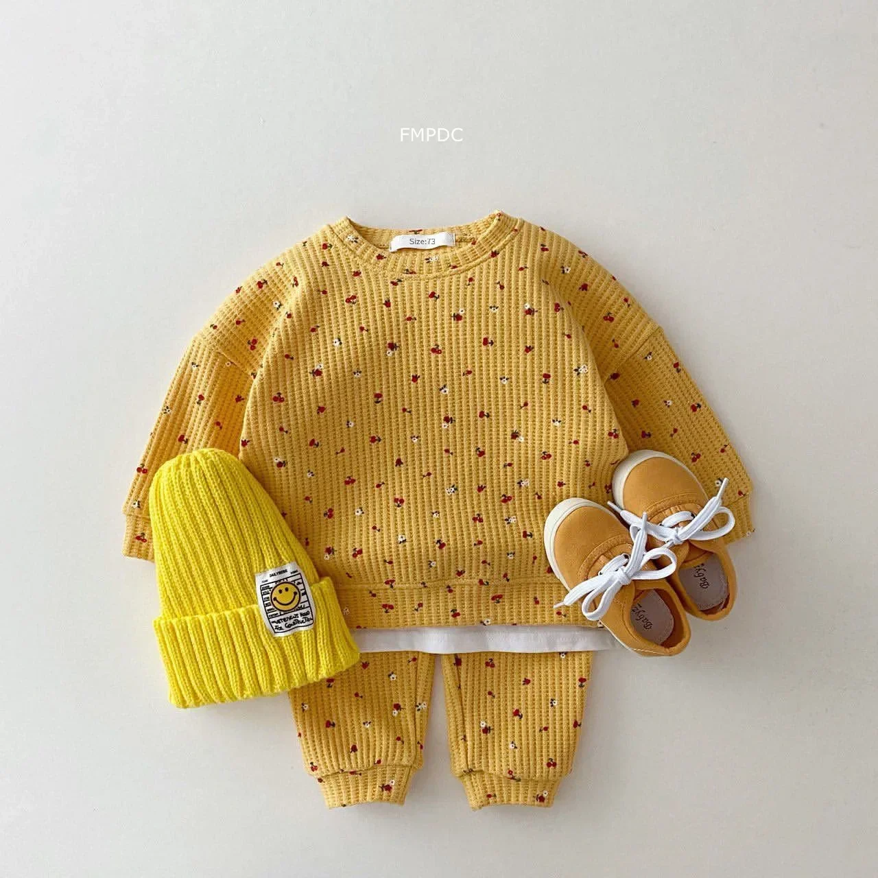 Ensemble vêtements bébé fille sweatshirt gaufré pantalon bonnet et chaussures 4 pièces coton style décontracté