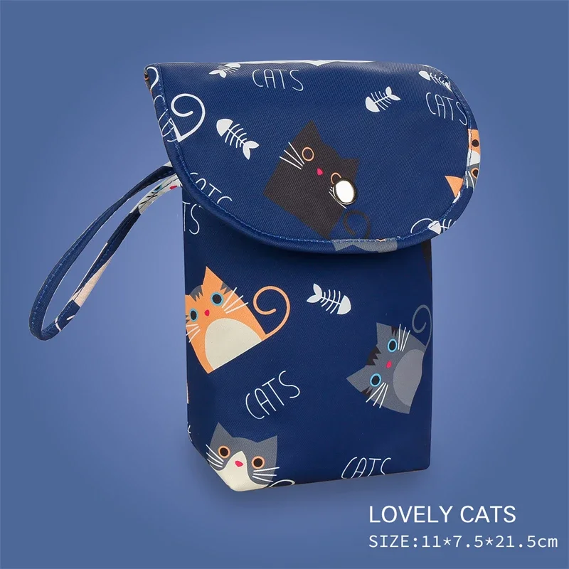 Sac à couches LOVELY CATS pour bébé imperméable style moderne motifs chats dimensions 21.5x11x7.5 cm sac à lan