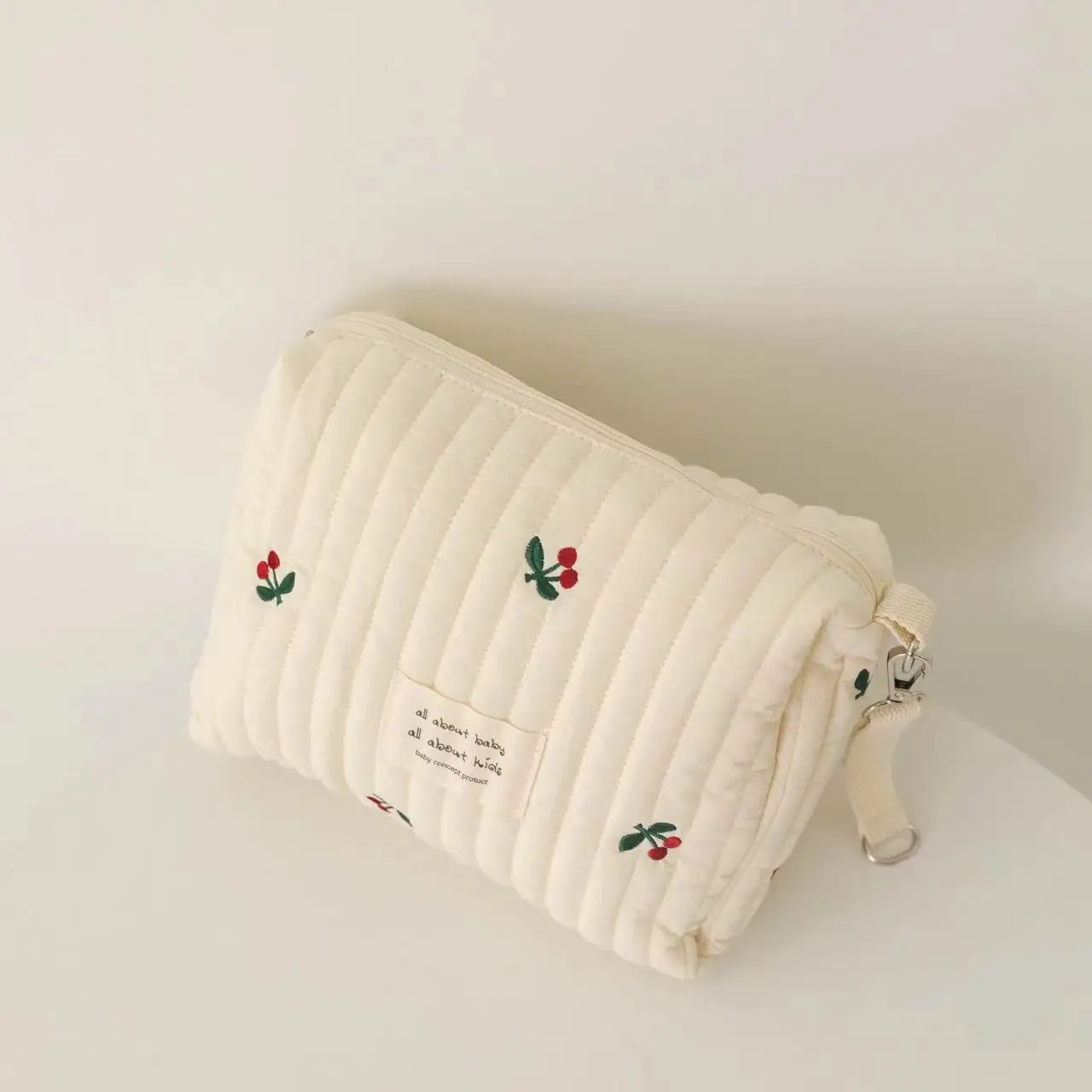 Sacoche maman compacte brodée floral sac à couches poussette rangement bébé blanc crème motifs cerises zip lan
