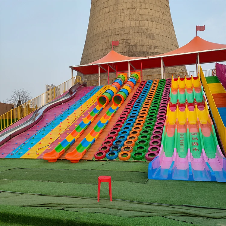 Aire de jeux extérieure avec toboggans colorés structure de glisse sécurisée pour enfants équipement de loisir
