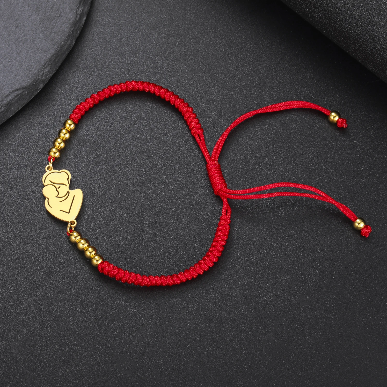 Bracelet en corde rouge et métal doré silhouette famille bijou cadeau maman papa enfant fête des mères père aj