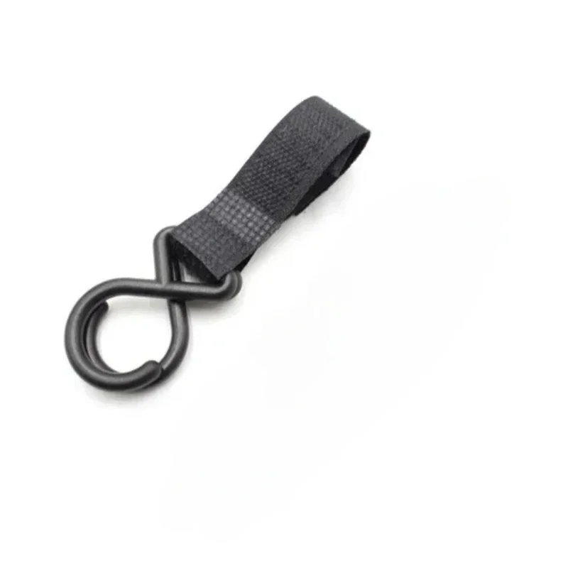 Crochet fixation poussette accessoire bébé sangle nylon support pratique design minimaliste noir mat usage out