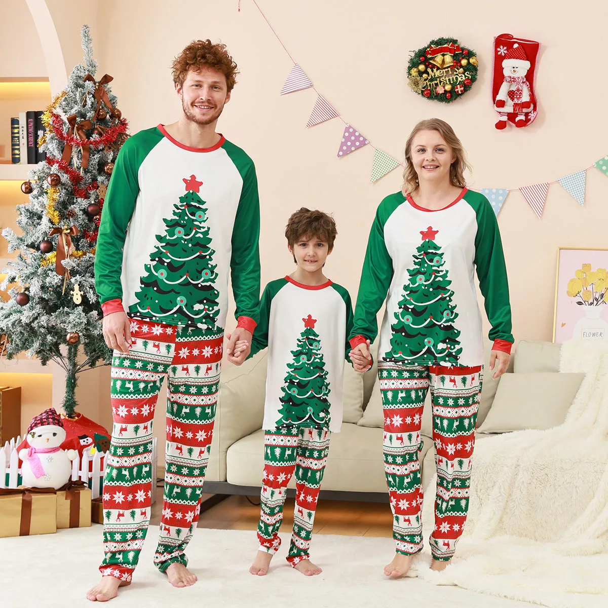 Ensemble pyjama Noël famille parents enfants motifs festifs sapin renne blanc vert rouge occasion fête cadeau