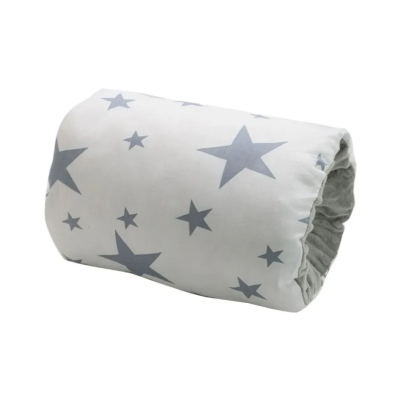 Oreiller d'allaitement confort bébé décoration nursery motifs étoiles tissu doux soutien cou usage multiple es