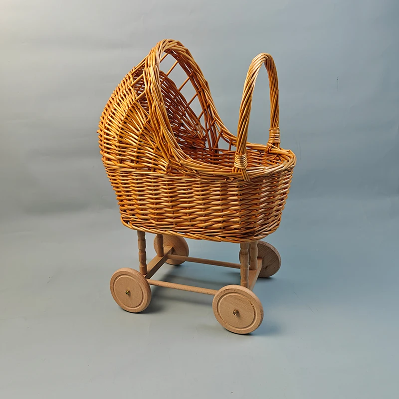 Poussette en rotin pour poupées jouet vintage en osier accessoire de jeu design rustique idéal pour enfants im
