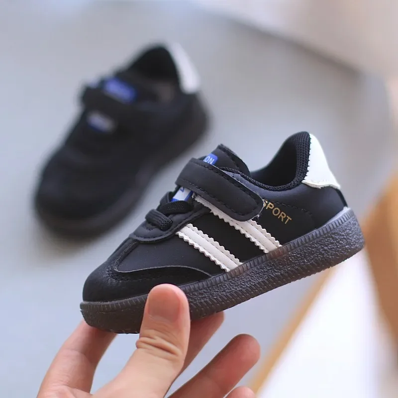 Chaussures sportives enfants antiglisse respirantes noires blancs logo