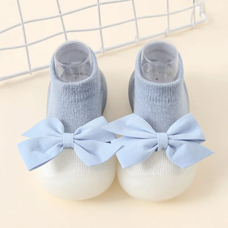 Chaussures bébé fille garçon brodées tissu souple semelle caoutchouc blanc bleu pastel design enfantin confort