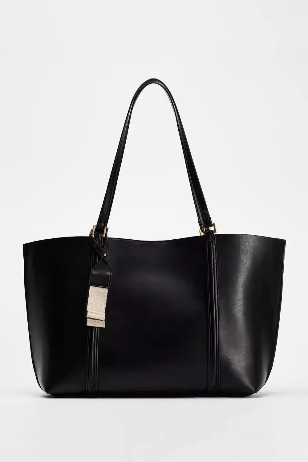 Sac fourretout cuir synthétique minimaliste femme design moderne usage quotidien sac à bandoulière durabilité 