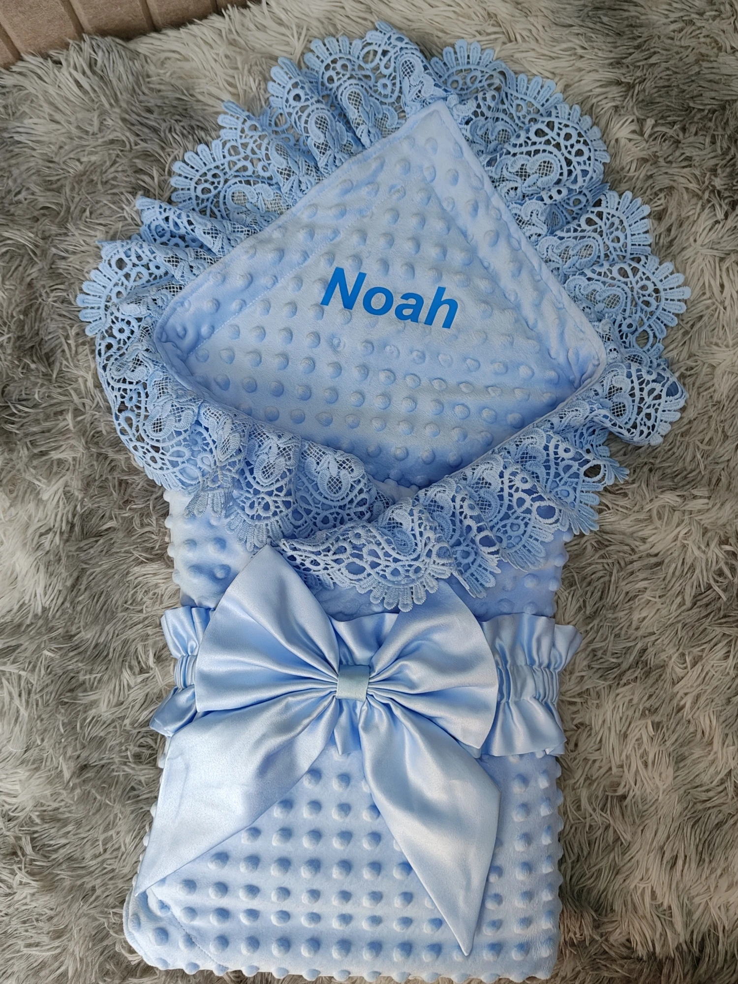 Couverture d'emmaillotage personnalisée pour bébé avec nom brodé nœud papillon unisexe nouveauné respectueux d