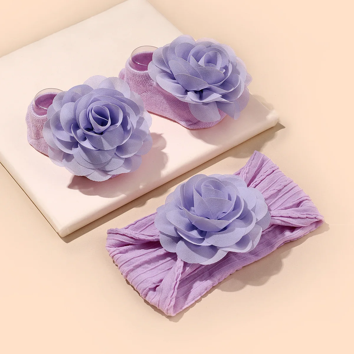 Ensemble bandeau et chaussettes bébé en tissu doux accessoires photo romantiques cadeau naissance style violet