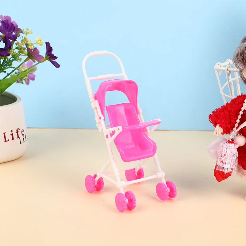 Poussette Miniature en Plastique pour Poupée Accessoire de Jouet en Rose et Blanc Idéal pour Simuler des Scéna