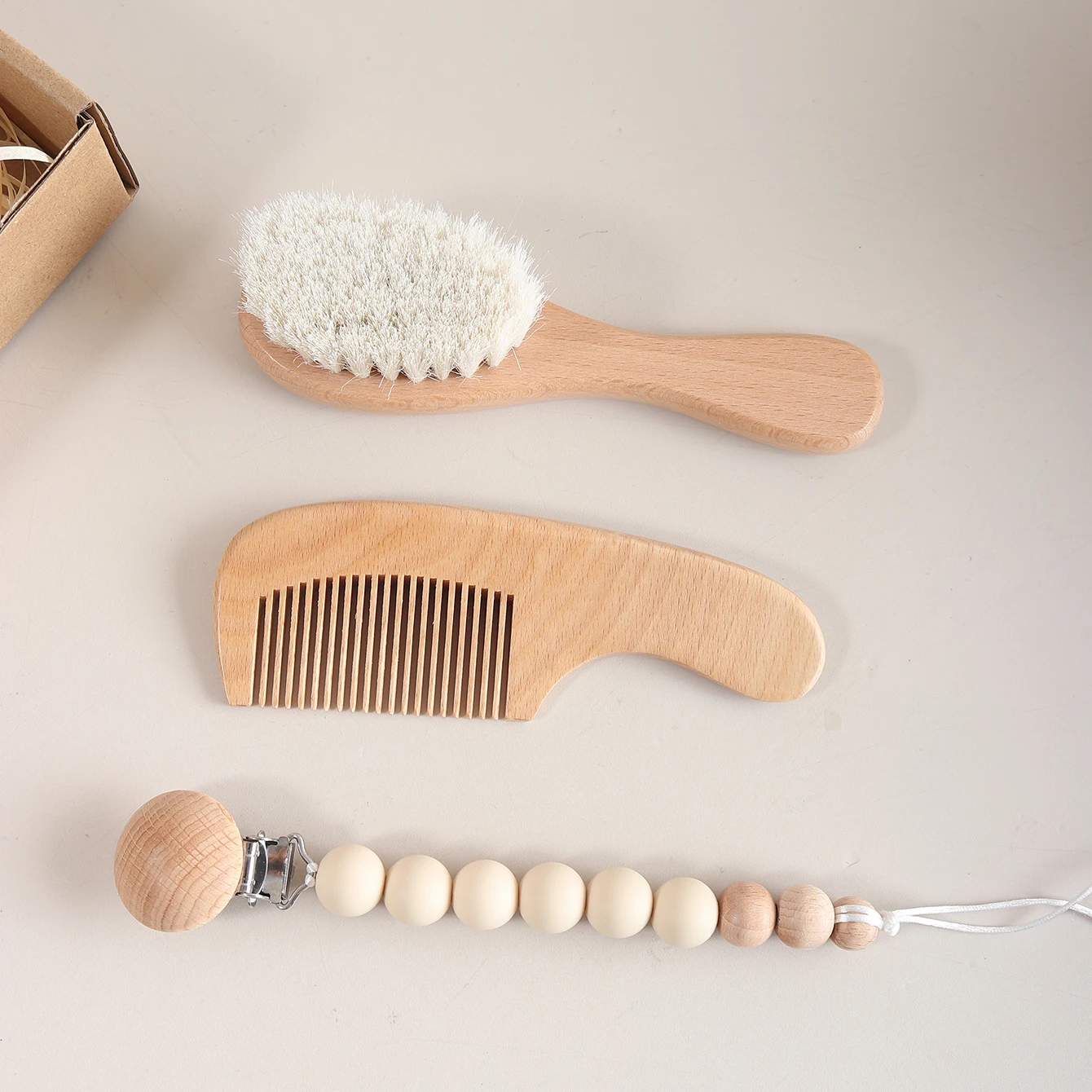 Coffret cadeau personnalisé bébé ensemble brosse peigne doux cheveux jouet en bois idée cadeau baptême récepti