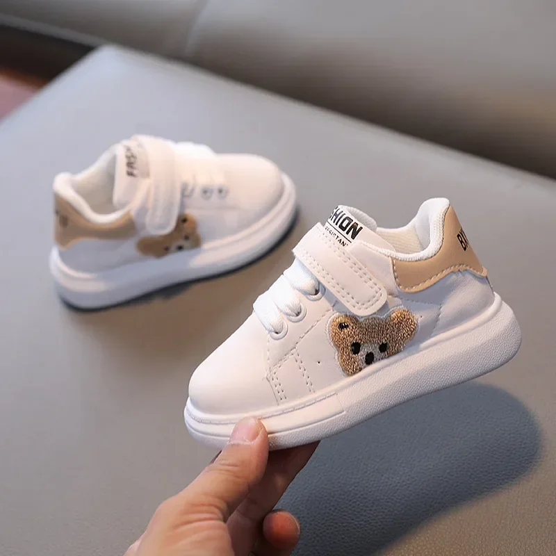 Baskets en cuir pour bébés de 1 à 6 ans chaussures plates respirantes style cross beige confortable et durable