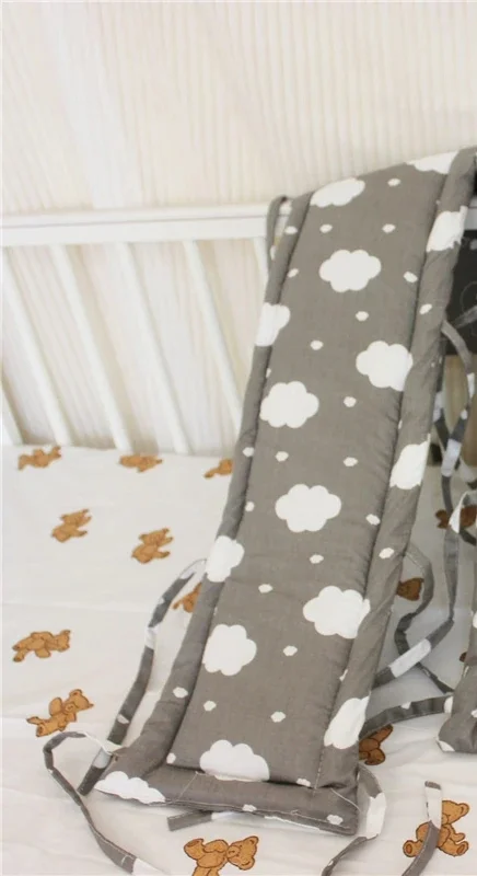 Coussin de protection lit bébé en coton style nuages gris parechocs universel berceau saisonnier doux et sécur