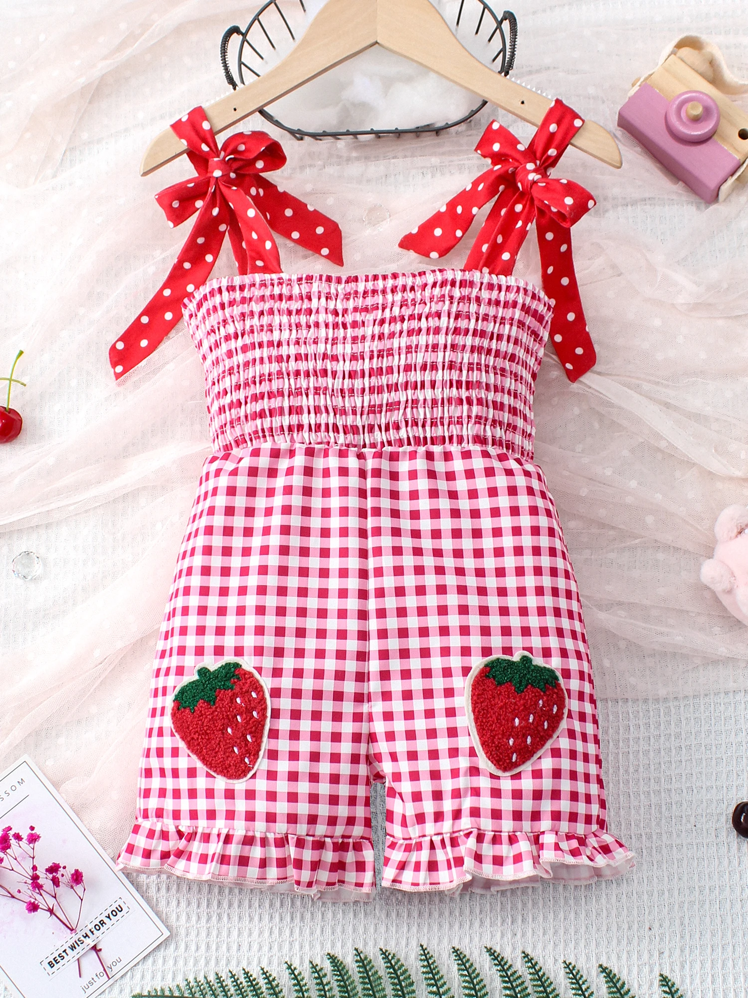 Combinaison d'été fille motif fraise à carreaux ajustables bretelles doux coton frais style ludique robe été e