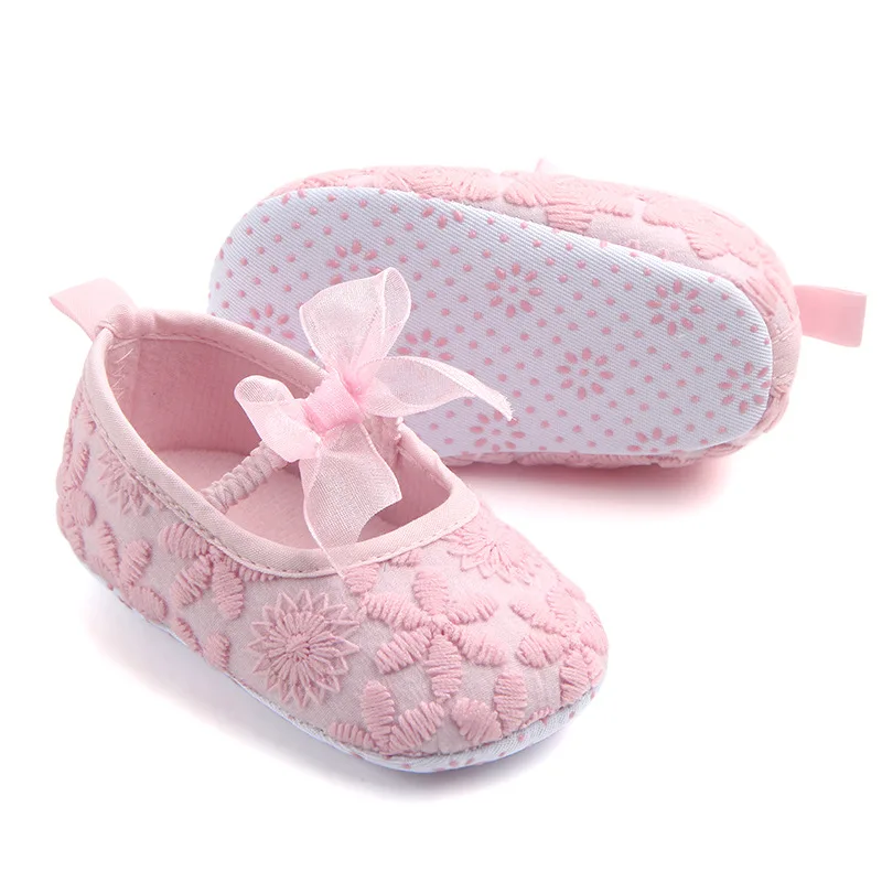 Chaussures bébé fille brodées fleurs rose pâle première marche intérieur doux confortable naissance baptême ma