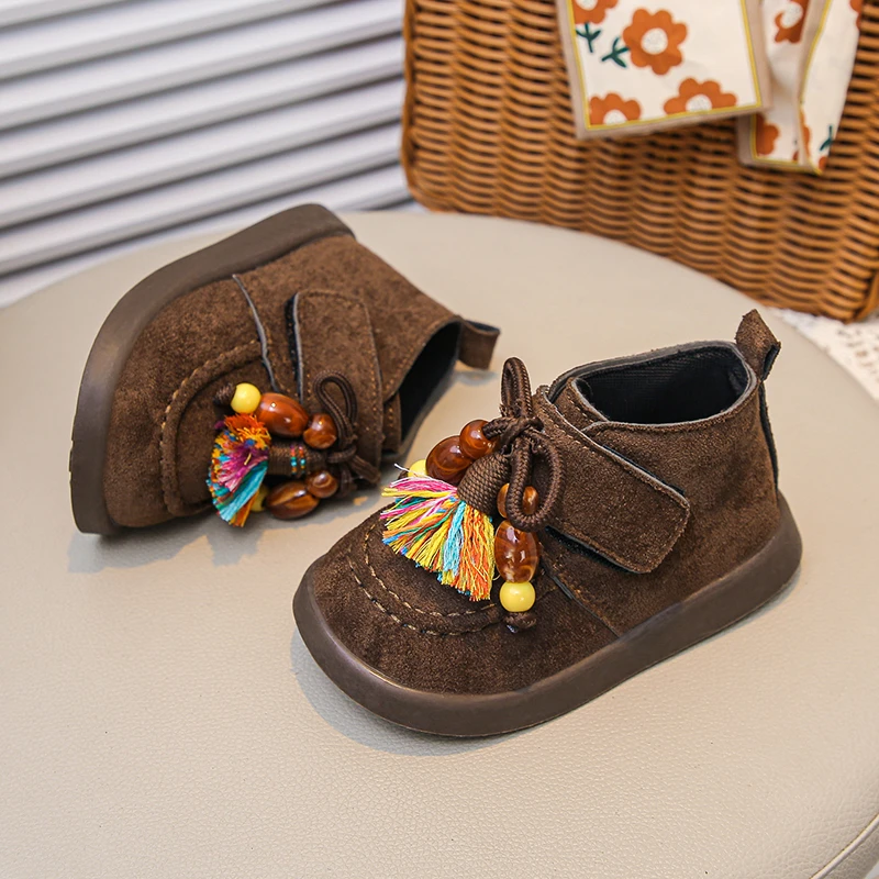 Chaussures montantes décontractées pour enfants bottines en suédine coloris marron avec pompon et perles ferme