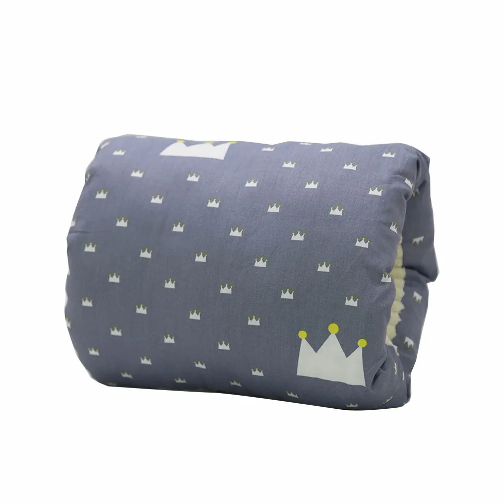 Coussin bébé confortable style moderne motif couronne tissu doux chambre enfant accessoire déco éveil bébé mat