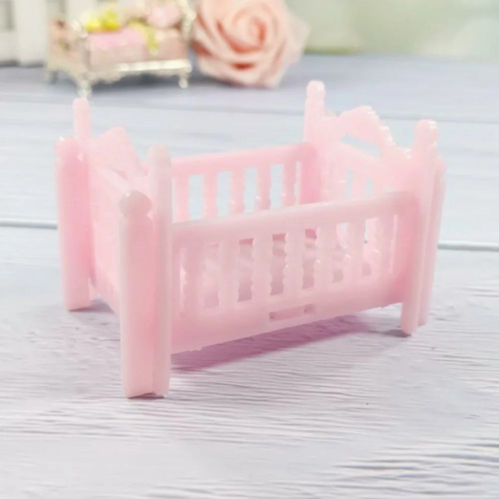 Lit berceau bébé poupée miniature en bois plastique rose maison de poupée jouet éveil enfants accessoire déco