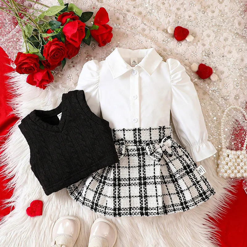Ensemble hiver bébé fille chemisier blanc gilet tricot jupe carreaux tenue noël occasion chic confort moderne